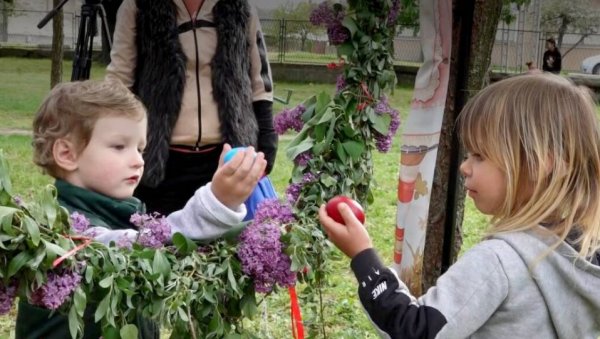 Пољупцима овековечили пријатељство: Белоцрквани чувају стари обичај - кумачење (ФОТО)