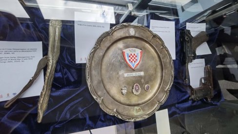 Кашика излизана од глади, усташка капа и униформа: Изложба Јасеновац као трајна опомена отворена у Библиотеци града Београда (ФОТО)