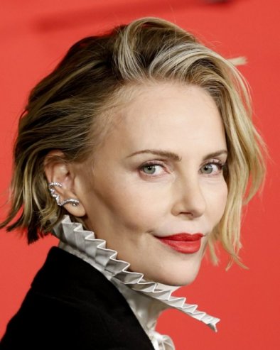 Шарлиз Терон обукла сако на голо тело, срушила Њујорк: Прелепа глумица ризиковала и тријумфовала (фото)