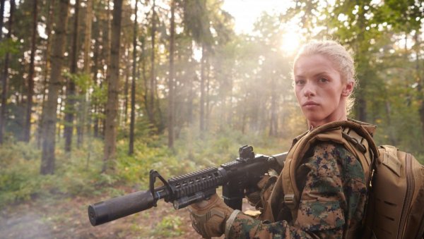 Ако избије трећи светски рат, и жене ће на фронт? Преседан у овој европској земљи, стручњаци упозоравају на озбиљан проблем