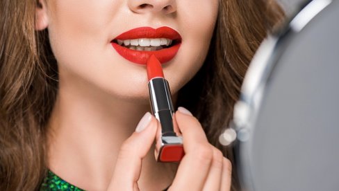 Најбоље нијансе кармина за жене након 50. године: 3 обавезно избегнути