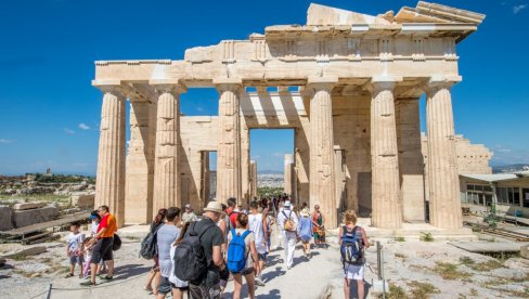 Атина уводи мере против прекомерног броја туриста Градоначелник: Не можемо да функционишемо као џиновски хотел
