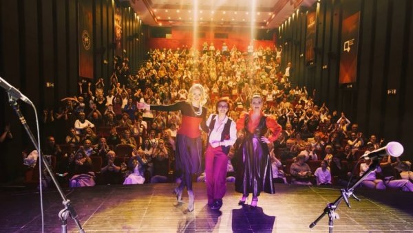 Оваква публика се не заборавља: Фрајле са боемском турнејом у Панчеву (ФОТО)