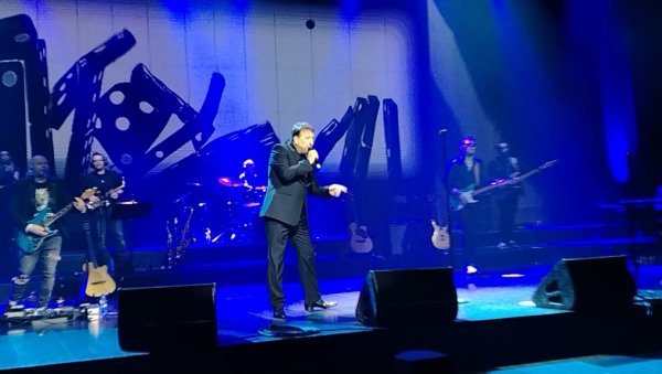 Мирис пролећа и звук љубави: Хари Мата Хари одржао и трећи велики солистички концерт у Плавој дворани (ФОТО)