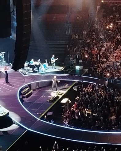 Добро вече Београде, како сте и хвала: Еros Ramazzotti поздравом почео концерт у Београдској aрени (ФОТО)