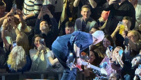 Un altra te: Eros Ramazzotti razgalio publiku svojim velikim hitom u Beogradskoj areni (FOTO)