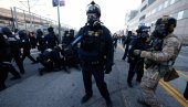 TOTALNI HAOS: Američka policija koristila dimne bombe (VIDEO)