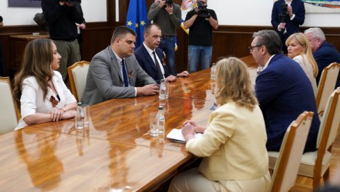 Председник завршио консултације: Вучић разговарао са представницима СПО и СРС (Фото)