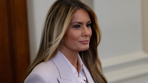 Melanija se pojavila na balkonu Bele kuće i svi pričaju da to nije ona? Teorija zavere tvrdi da prvu damu povremeno menja druga žena