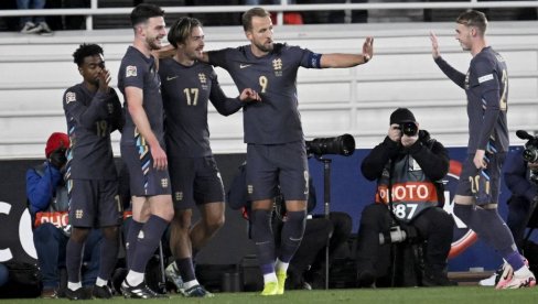 Па, ово може само он! Репрезентативац Енглеске мртав пијан усред бела дана заспао за столом