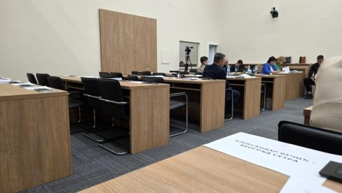 Опозиција поново побегла од дискусије: Плаћени да раде, а они шетају по лепом времену