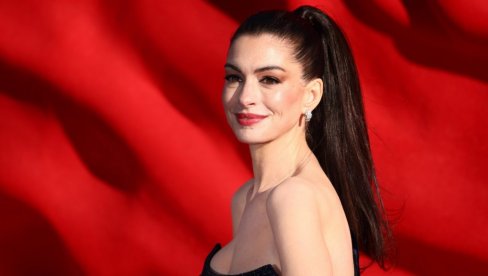 Ове фармерке владају пролећем: Ен Хатавеј их је прошетала Њујорком и јасно ставила до знања зашто су највећи тренд сезоне (фото)