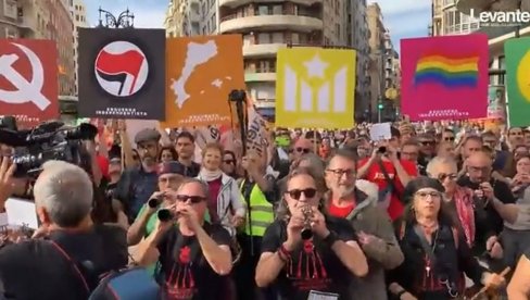 Ко не скаче, тај је непријатељ Примитивно скандирање осваја Европу