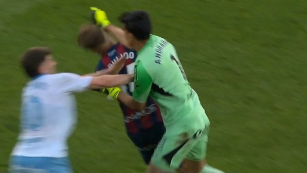 Скандал у елитном фудбалу, Срби остали запањени: Голман оделпио на мечу, почео све да бије, једва га смирили! (ВИДЕО)