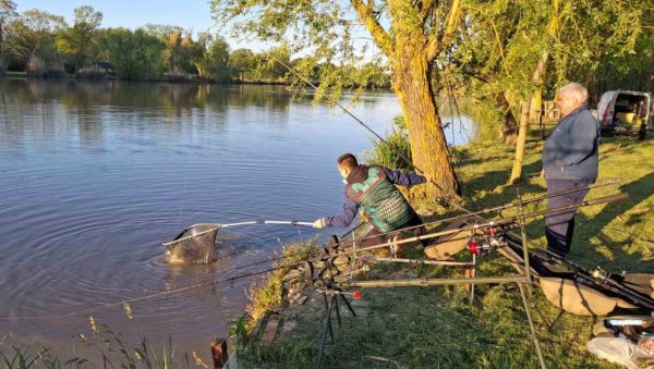 Љубиша упецао највећу рибу: Извукао шарана од 10 килограма