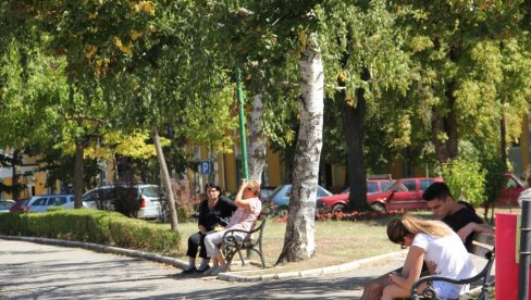 DETALJAN VODIČ ZA TURISTIČKE VAUČERE 2026: Ko ima pravo na 10.000 dinara, kako se prijaviti i zašto država uvodi rigorozne kontrole?