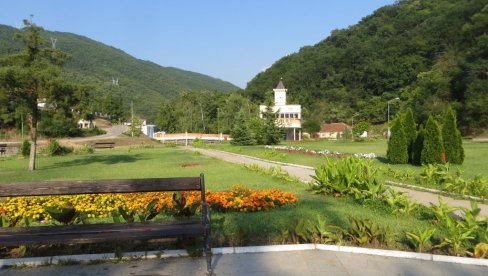 POZIVAJU SE LEPOTICE SA JUGA SRBIJE: Takmičenje za laskavu titulu “Karanfil devojče”