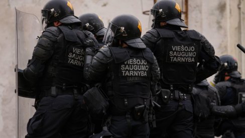 Гимназија хитно евакуисана: Тинејџер ножем напао две ученице, полиција одмах реаговала