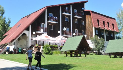 Goč spreman za urnak: Planina poviše Kraljeva idealna za praznična okupljanja izletnika (FOTO)