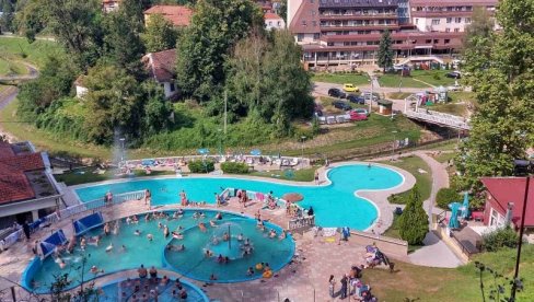 Cela Sijarinska Banja nad termomineralnim jezerom: Na udaljenosti od 800 metara, 18 izvora, leče oči, išijas, bubrege... (FOTO)