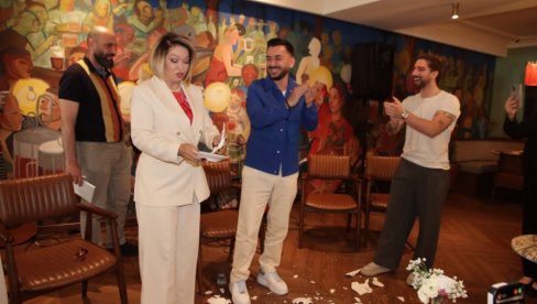 Noć kada se emocije pale: Konstantinos Koufos lomio tanjire i najavio koncert koji spaja atinsku strast i srpsku dušu (Foto)