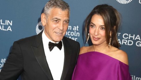 Амал Клуни се појавила у циклама мини хаљина и изгледа брутално: У 5. деценији показала презгодне ноге (видео)