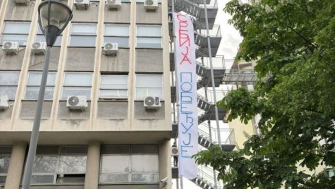 SRBIJA POBEĐUJE Na zgradi FTN-a osvanuo transparent koji je privukao pažnju prolaznika i studenata