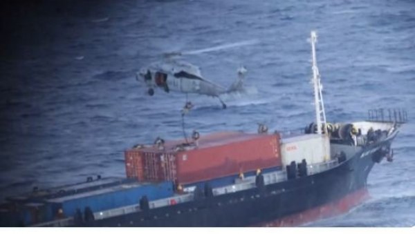 Напето у Арапском мору: Амерички маринци пресрели и заробили брод (ВИДЕО)