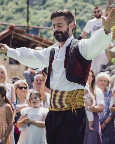 Милан Васић у великом првомајском интервјуу за Новости: Моја мисија је да певам на и о Косову и Метохији (ФОТО)