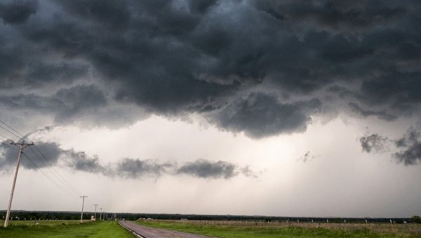 Нигде без кишобрана: Време нам данас доноси падавине, током ноћи могућ снег