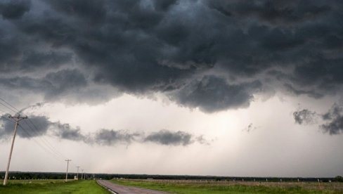 NEVREME KIDA SRBIJU: Grmljavina, oluja i drastičan pad temperature, vetar nosi sve pred sobom - Sutra nas tek čeka haos