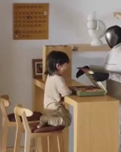 Робот дадиља, курир и домаћица: Оваква помоћ у кући је сан сваке жене (Видео)