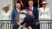 Tramp preterao? Opipao Melaniju pred kraljem i kraljicom - Donald spustio ruku i to predaleko! Snimak postao viralan (VIDEO)