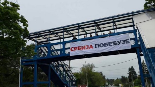 Србија, тробојка, победа! Народ показао шта жели - Моћне поруке широм Београда (Фото/Видео)