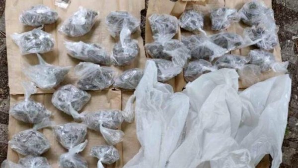 Пали дилери на Новом Београду: Један држао по џеповима, а другом у колима полиција пронашла 559 кесица