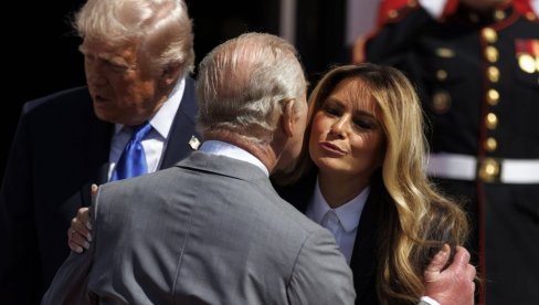 Чарлс прекршио протокол због Меланије? Њихов присан поздрав запалио мреже, стручњаци откривају тајну поруку иза овог геста