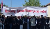 Вучићу, јужни Банат је уз тебе: Велики број грађана Панчева окупио се да дочека председника (ФОТО)