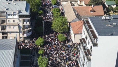Veličanstveno: Više od 3 hiljade ljudi dočekalo Vučića ispred Centra za dualno obrazovanje u Pančevu! (Foto/Video)