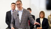 Vučić brutalno odgovorio: Nemojte da me kritikujete vi koji niste ni linoleum mogli da postavite u malenom liftu Tomice Milosavljević