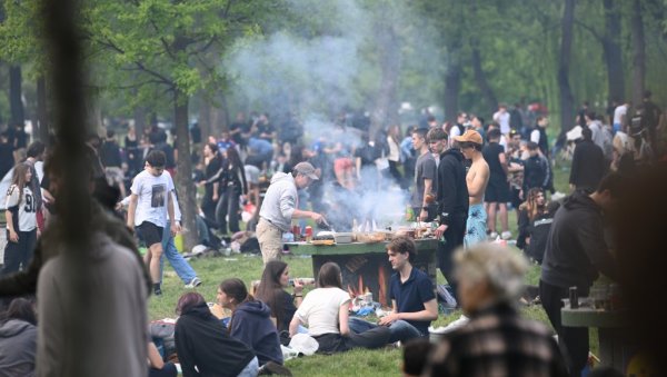 Како Чачак традиционално слави Први мај: Будилица и роштиљ од раног јутра