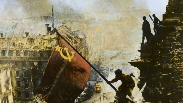 Тренука за историју: На данашњи дан пре 81 годину подигнута застава победе на зграду немачког Рајхстага