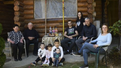 Пуна кућа деце је благослов од Бога: Новости на имању у Брезовцу код Аранђеловца, где живе четири генерације породице Јовановић (ФОТО)