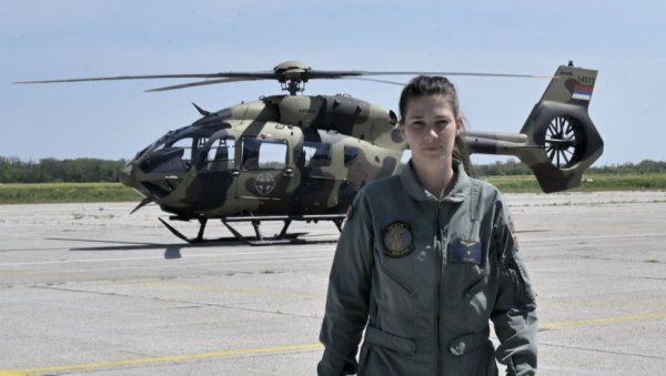 Хеликоптер не зна да  ли управља жена, или мушкарац: Потпоручник Јелена Стевић, прва жена са летачким знаком по моделу ВС за цивиле (ФОТО)