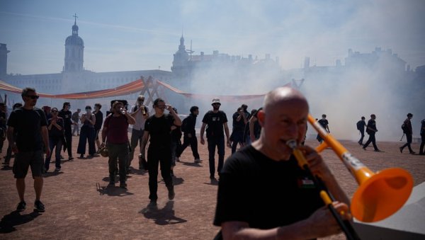 Пендреци, сузавци и хапшења: Први мај на француски начин (ВИДЕО)