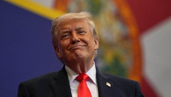 Трамп објавио бизарну слику: Шеф централне банке пада у контејнер (ФОТО)