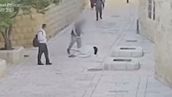 Узнемирујући снимак зверског напада на хришћанку! Мушкарац ишутирао часну сестру у срцу Јерусалима