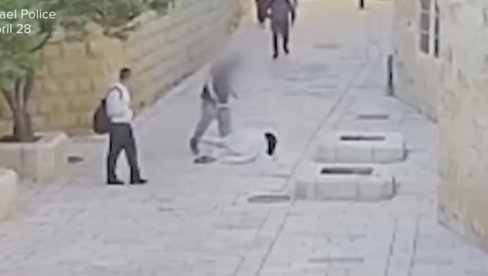 Uznemirujući snimak zverskog napada na hrišćanku! Muškarac išutirao časnu sestru u srcu Jerusalima