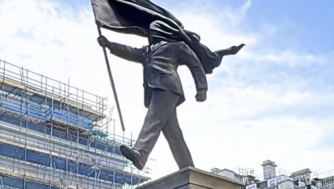 Benksi šokirao London novom statuom: Zastavom oslepljena izazvala haos u centru grada (VIDEO)
