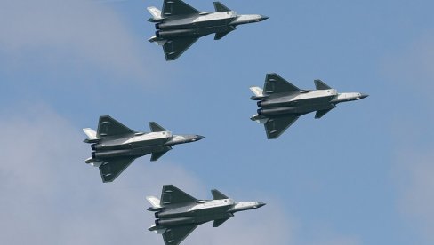 ПЕКИНГ ПОВОЛАЧИ ОПАСАН ПОТЕЗ! Моћни Ј-20 слетели близу границе — Индија у паници спрема милијарде за Су-57!