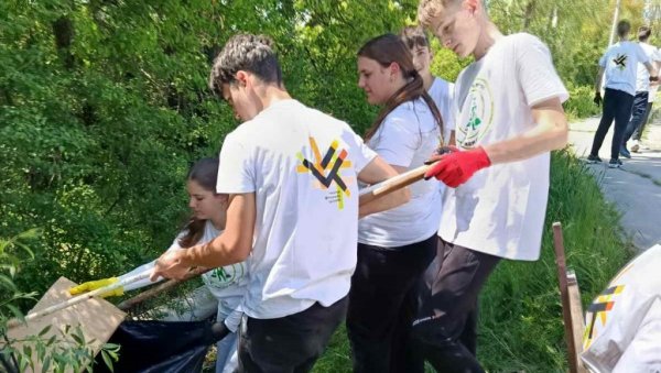 ЂАЦИ ЗАСУКАЛИ РУКАВЕ: Еколошка акција у селу Самаила код Краљева